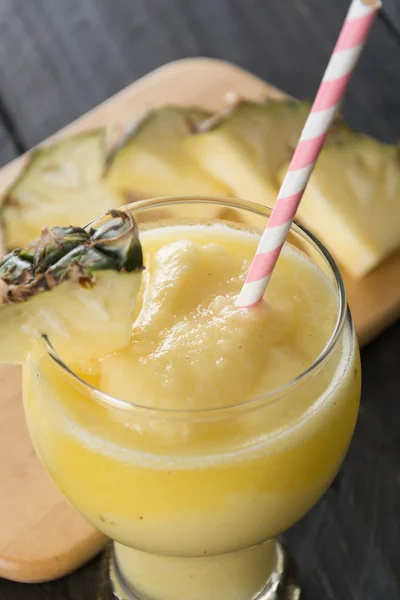 Smoothie à l'ananas sur fond bois — Photo