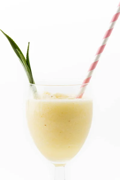 Ananas smoothie op witte achtergrond — Stockfoto