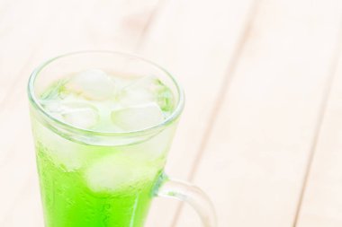 ahşap zemin üzerine yeşil soda