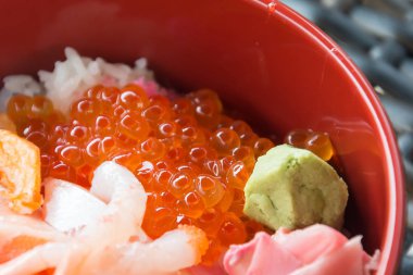 Pirinç üzerine somon balığı ile