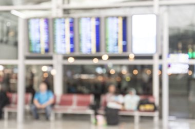 Havaalanında bulanık insanlar