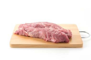 Beyaz arkaplanda domuz filetosu