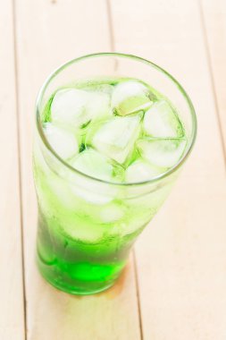 ahşap zemin üzerine yeşil soda