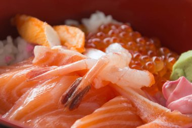 Pirinç üzerine somon balığı ile