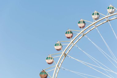 Mavi gökyüzü ile dönme dolap