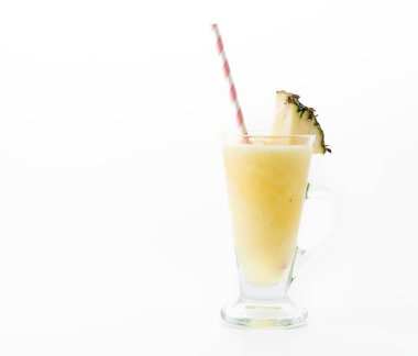 Beyaz arkaplanda ananas püresi