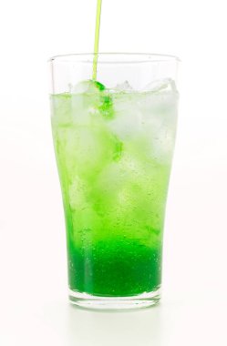 beyaz zemin üzerine yeşil soda