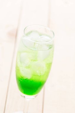 ahşap zemin üzerine yeşil soda