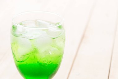 ahşap zemin üzerine yeşil soda