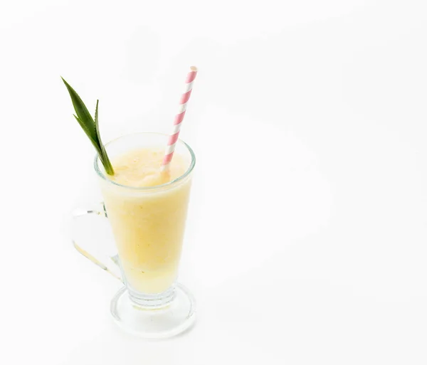 Koktajl ananasowy na białym tle — Zdjęcie stockowe