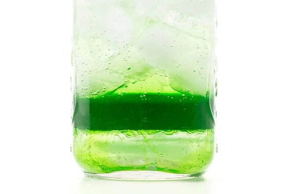 Groene soda op witte achtergrond — Stockfoto