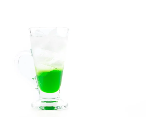 Зелена сода на білому фоні — стокове фото