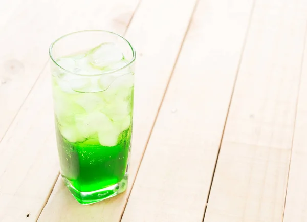 Grüne Soda auf Holz Hintergrund — Stockfoto