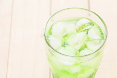 ahşap zemin üzerine yeşil soda