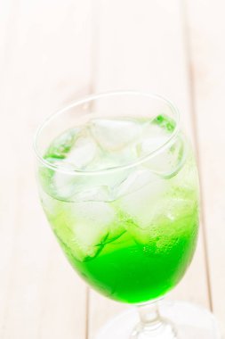 ahşap zemin üzerine yeşil soda