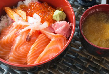 Pirinç üzerine somon balığı ile