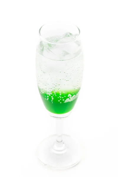 白い背景の上の緑のソーダ — ストック写真