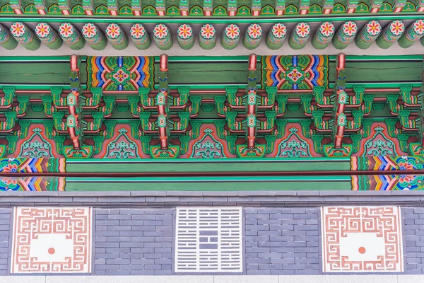 Arquitetura antiga e bonita no Palácio Gyeongbokgung em Seul — Fotografia de Stock