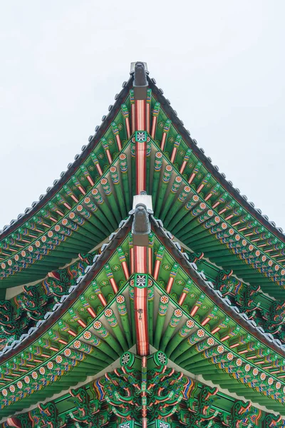 Hermosa y antigua arquitectura en Gyeongbokgung Palace en Seúl — Foto de Stock