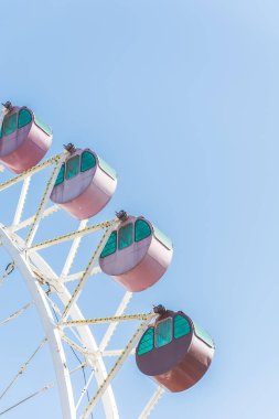 Mavi gökyüzü ile dönme dolap