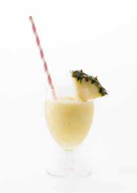 Beyaz arkaplanda ananas püresi