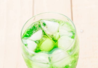 ahşap zemin üzerine yeşil soda