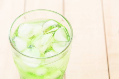 ahşap zemin üzerine yeşil soda