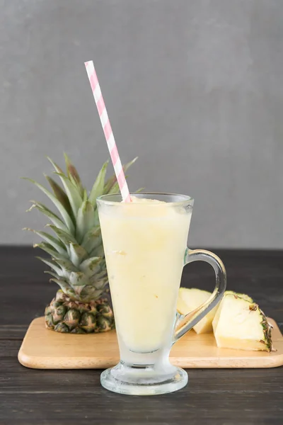 Batido de abacaxi no fundo de madeira — Fotografia de Stock