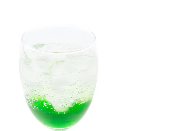 Зеленая сода на белом фоне — стоковое фото