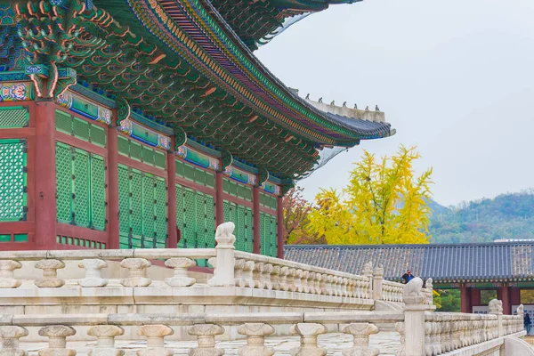 Arquitetura antiga e bonita no Palácio Gyeongbokgung em Seul — Fotografia de Stock