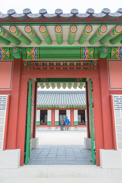 Arquitetura antiga e bonita no Palácio Gyeongbokgung em Seul — Fotografia de Stock