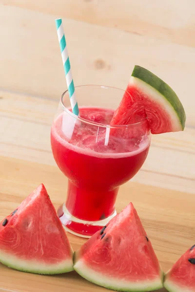 Vattenmelon smoothie på trä bakgrund — Stockfoto
