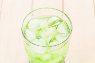 ahşap zemin üzerine yeşil soda