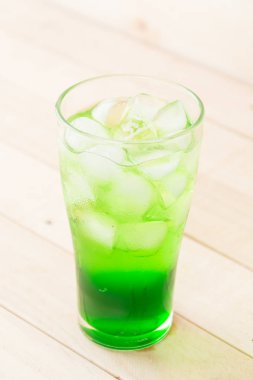 ahşap zemin üzerine yeşil soda