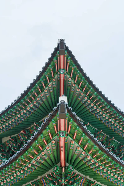 Schöne und alte Architektur in gyeongbokgung Palast in seoul — Stockfoto