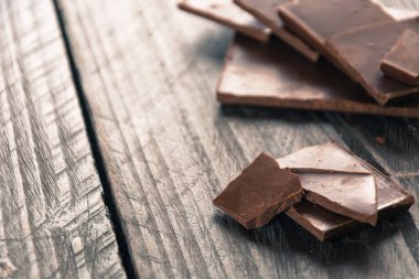 ahşap arka plan üzerinde koyu çikolata
