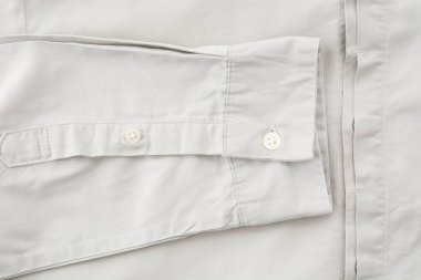 Gömleğin düğmesini kapatın