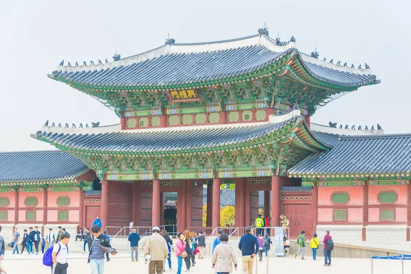 Seoul, Südkorea - 2015 oktober 26: touristen versammeln sich außerhalb — Stockfoto