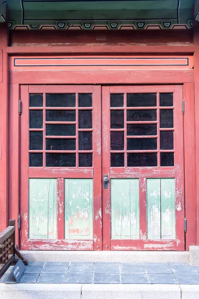 Alte Holztür im koreanischen Stil — Stockfoto