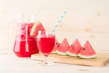 Ahşap arka planda karpuz smoothie