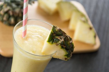 Ahşap arka planda ananas kokteyli
