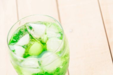 ahşap zemin üzerine yeşil soda