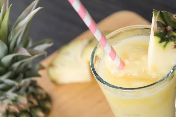 Ananas smoothie op hout achtergrond — Stockfoto