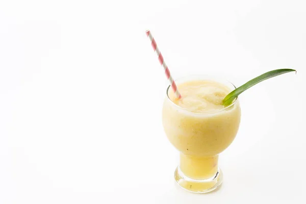 Ananas smoothie på vit bakgrund — Stockfoto