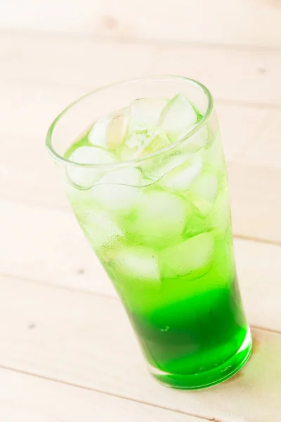 Grüne Soda auf Holz Hintergrund — Stockfoto
