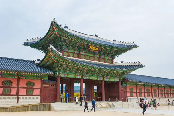 Arquitetura antiga e bonita no Palácio Gyeongbokgung em Seul — Fotografia de Stock