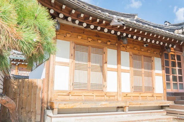 Traditionelle koreanische Architektur bei bukchon hanok village i — Stockfoto