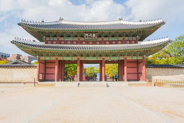 Hermosa y antigua arquitectura en el palacio de Changdeokgung en Seúl — Foto de Stock