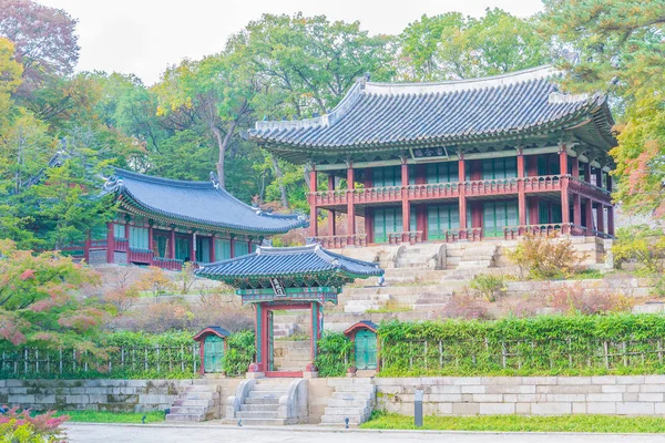 Arquitetura antiga e bonita no Palácio Changdeokgung em Seul — Fotografia de Stock