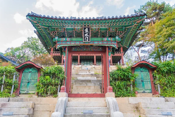 Belle et ancienne architecture au palais Changdeokgung à Séoul — Photo